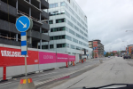 Infarten till gästparkering i garaget byggnad 21