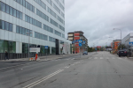 Infarten till gästparkering i garaget byggnad 21